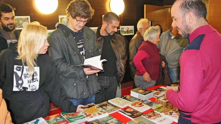 Asistentes a unas jornadas anteriores consultando libros sobre micología en Bueu. // Santos Álvarez