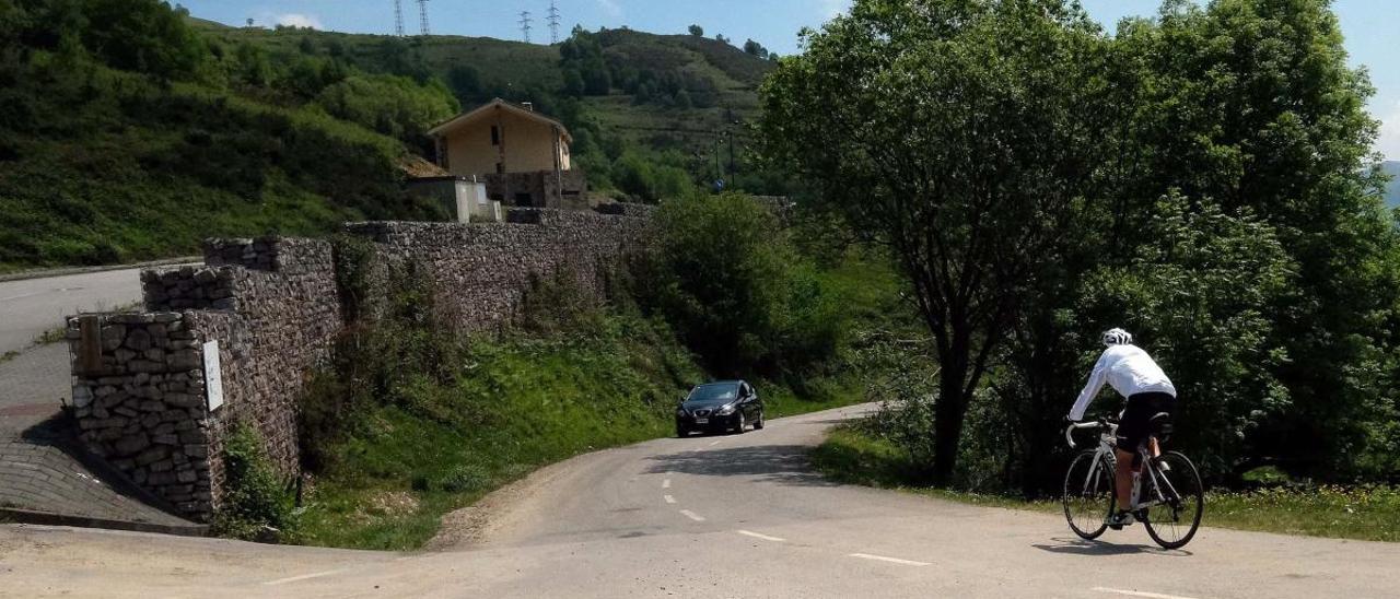 Riosa pide auxilio ante la invasión de visitantes pese al cierre del Angliru