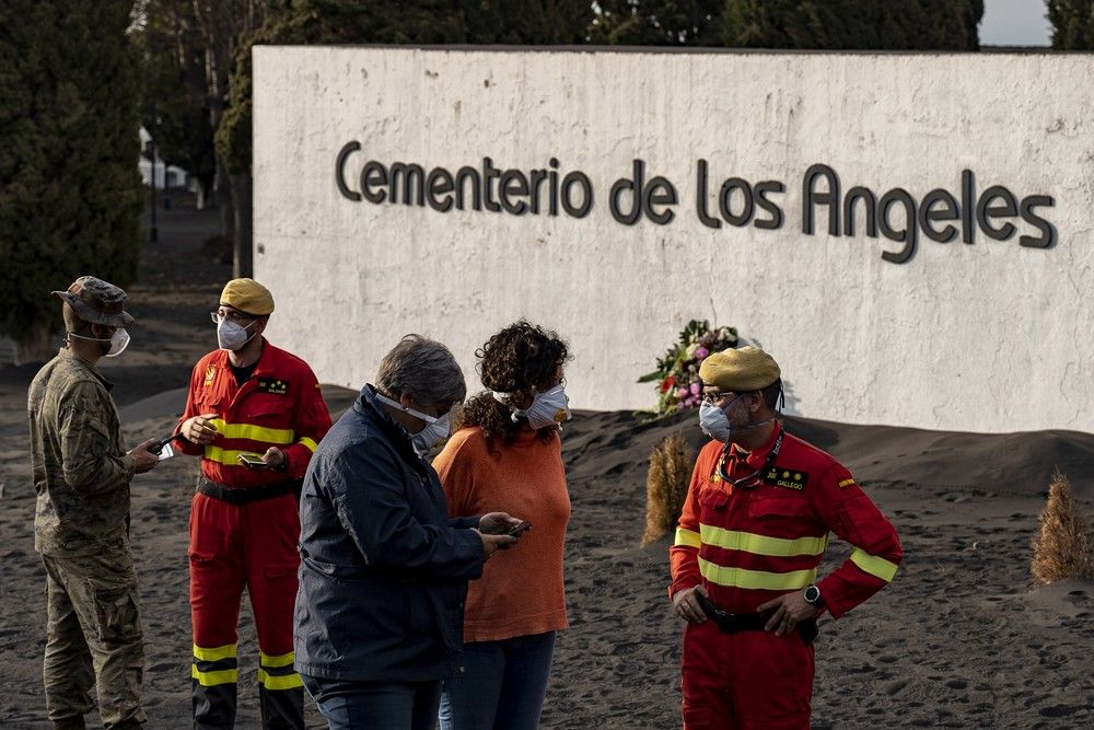 Ofrenda Floral a los Difuntos en el cementerio de Las Manchas en la zona de exclusión del volcán de La Palma