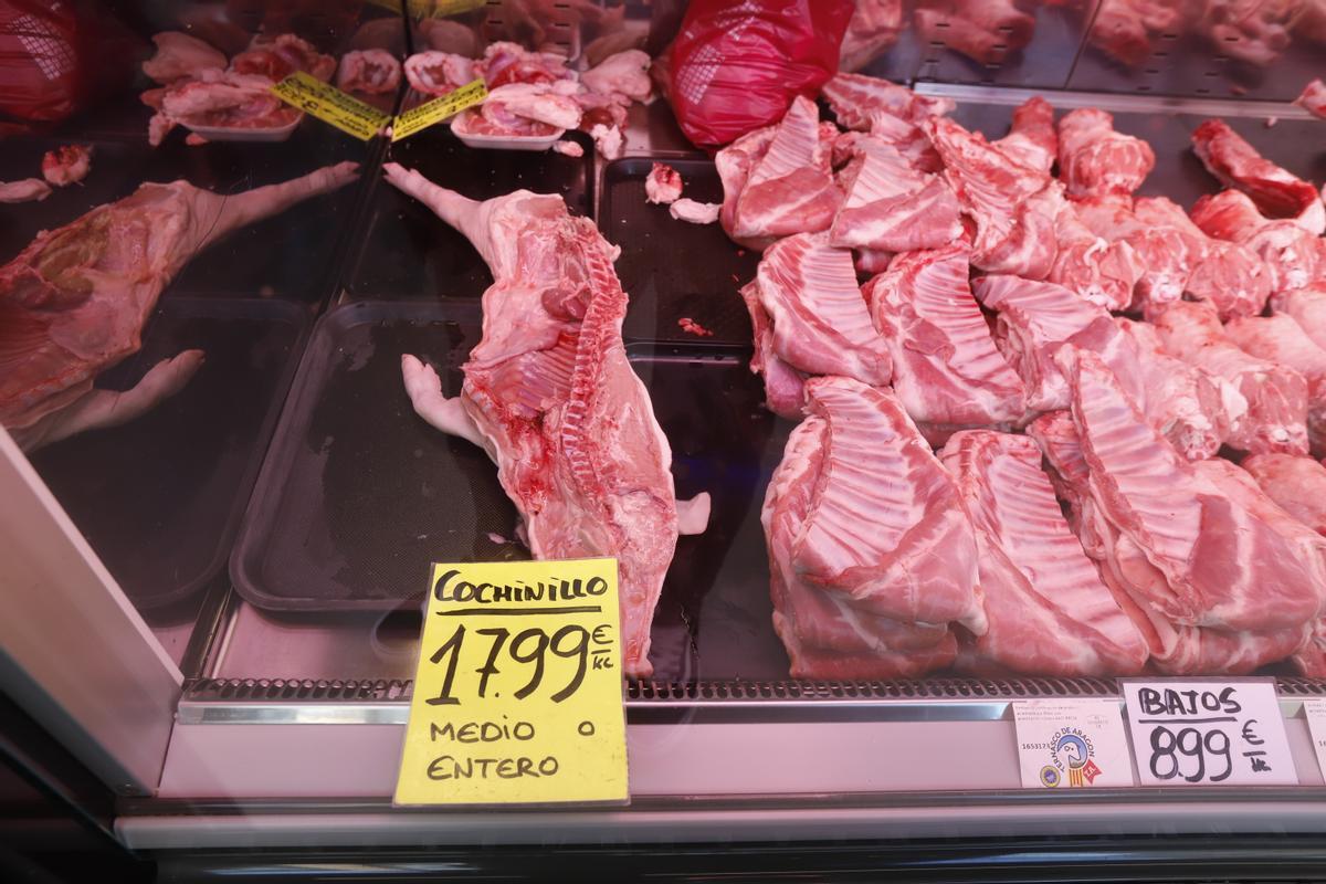 El cochinillo ronda los 18 euros el kilo en este puesto del Mercado Central.