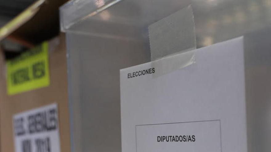 Preparativos para que todo esté listo hoy cuando abran los colegios electorales.