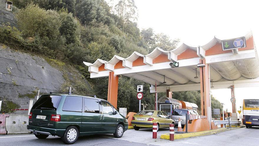 Cabina de peaje situada en Rande y que grava el uso del tramo de AP-9 entre Vigo y Redondela. // Alba Villar