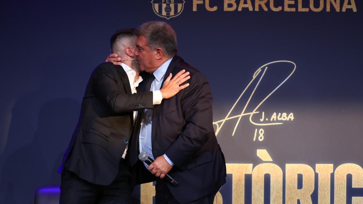Laporta y Jordi Alba, en el acto de despedida del lateral