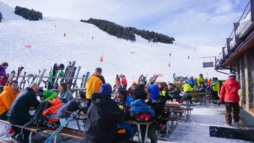 La nieve obliga al uso de cadenas en cinco carreteras