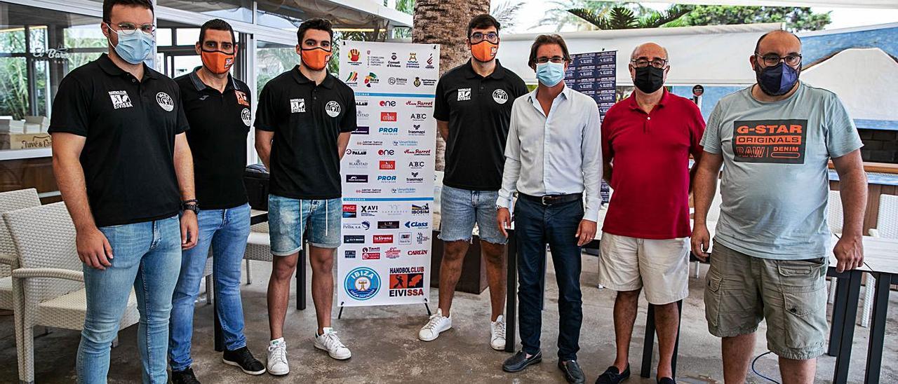 Imagen de la presentación llevada a cabo por el UD Ibiza-HC Eivissa en el restaurante El Barco. | ZOWY VOETEN