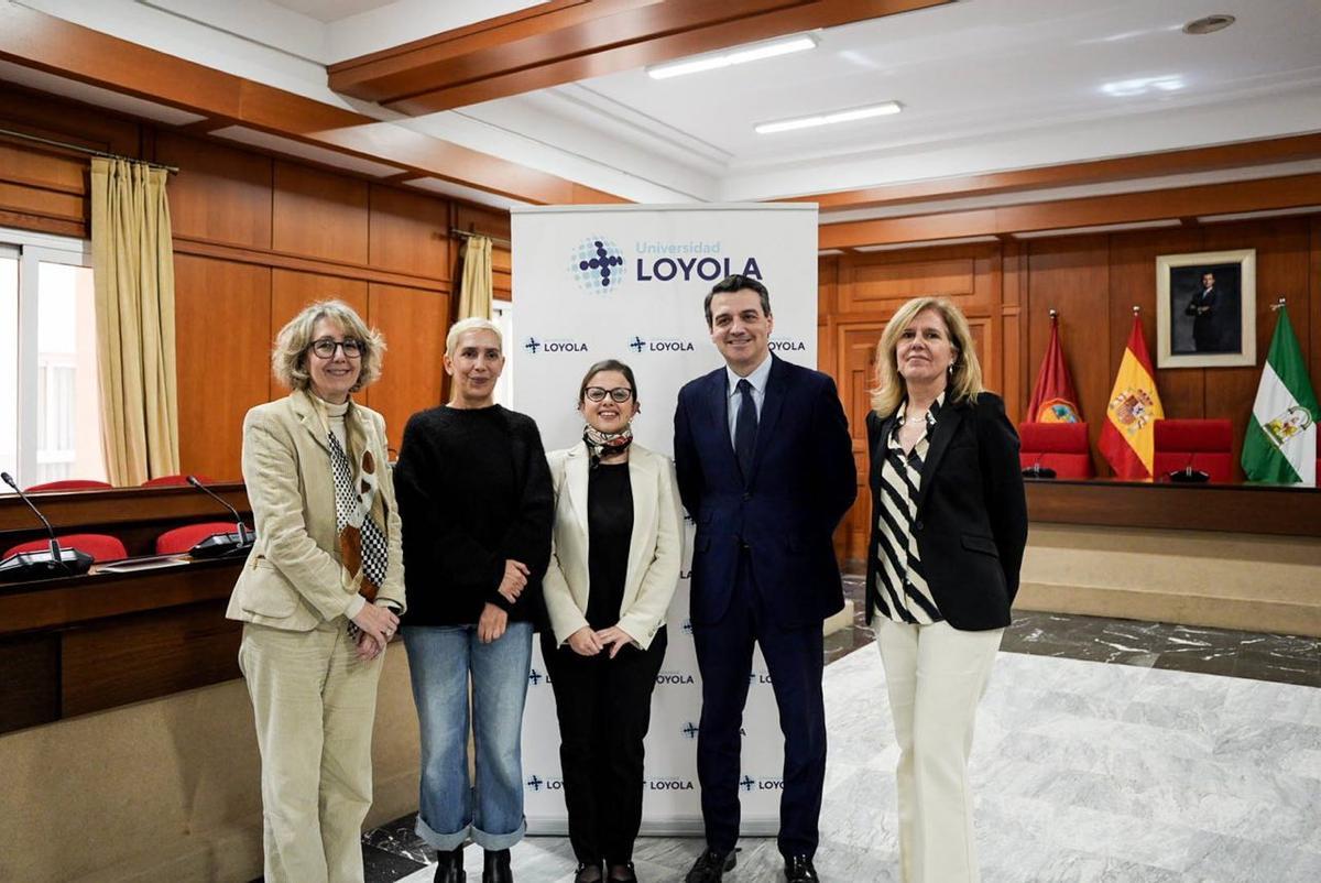Las autoras del estudio de la Universidad Loyola junto a la directora de Flora y el alcalde de la ciudad.