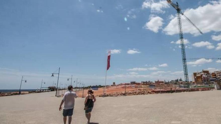 Torrevieja paraliza la construcción de cuatro torres junto al mar en Punta Prima