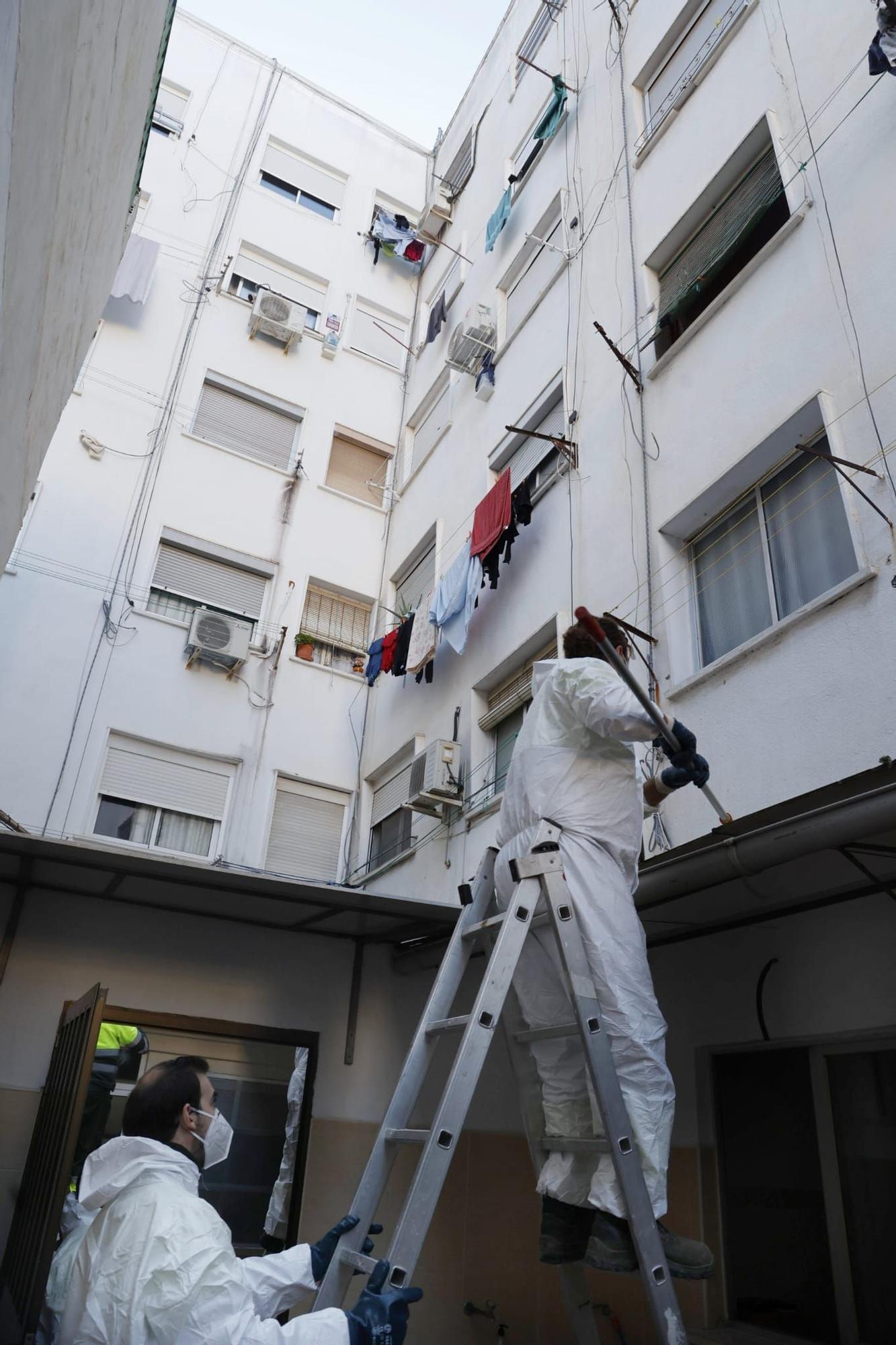 Limpieza de un patio de viviendas precarias en Orriols