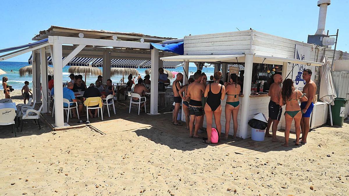 Clientes disfrutan de un chiringuito en La Manga en una foto de archivo. | URQUÍZAR