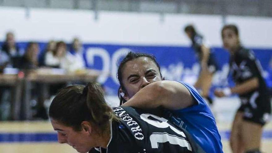 Marta Ordóñez intenta superar a una jugadora del Siero.
