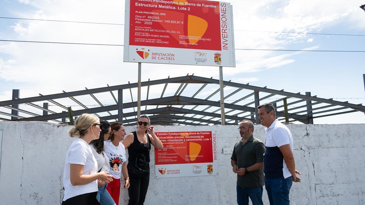 El presidente de la Diputación de Cáceres, Miguel Ángel Morales, visita Sierra de Fuentes.