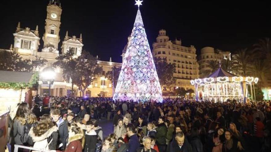 La multitud se adueñó ayer de la Plaza del Ayuntamiento.