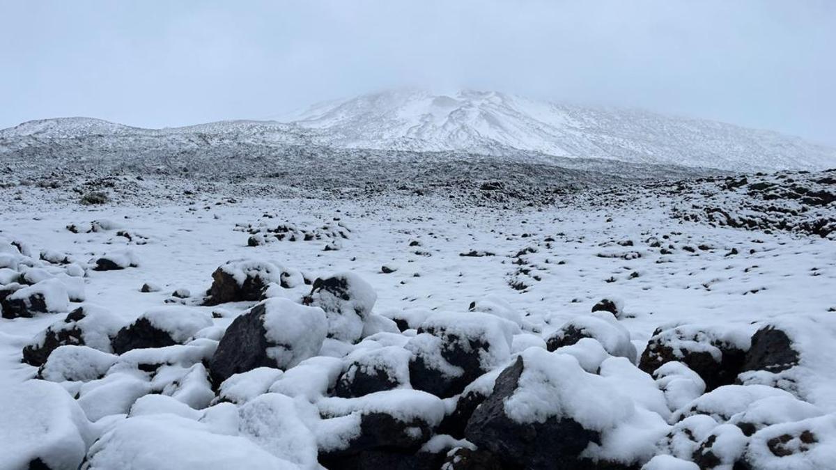 Las cañadas del Teide amanecieron ayer nevadas tras el temporal que cambió el clima en toda la isla de Tenerife.