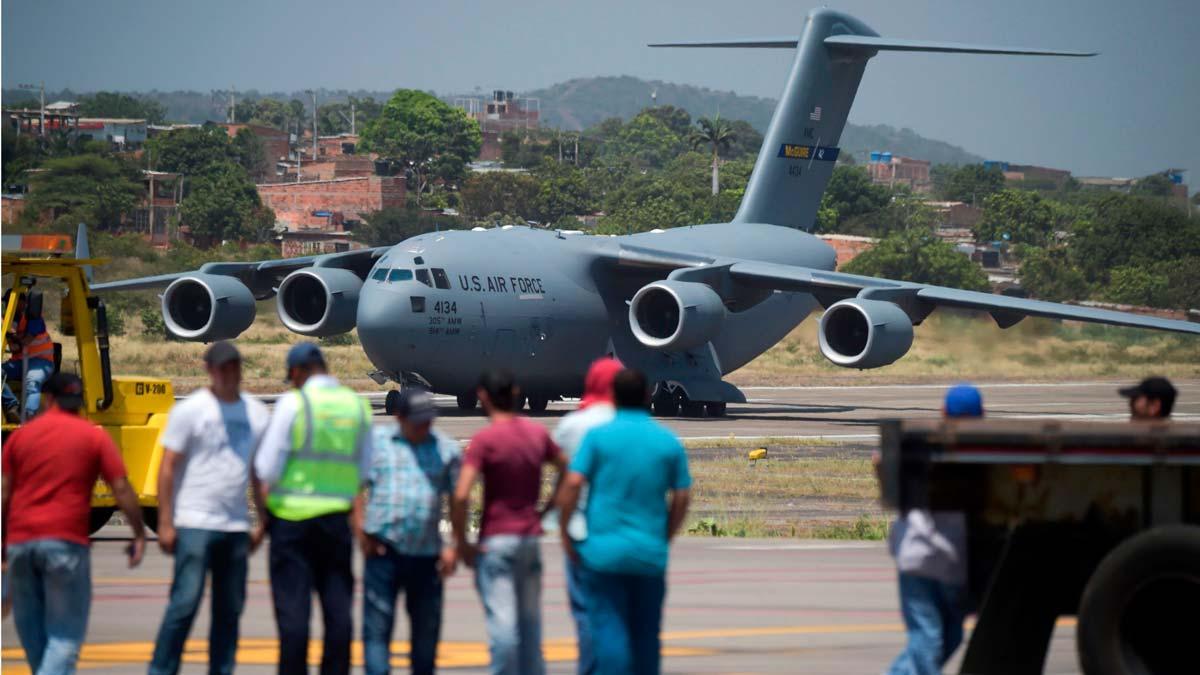 Tres aviones militares de Estados Unidos dejan toneladas de ayuda para Venezuela en Cúcuta (Colombia)