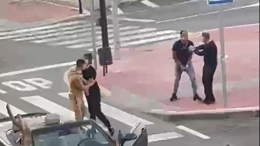 Tres jóvenes increpan y amenazan con un cuchillo a un hombre al que casi atropellan en Murcia