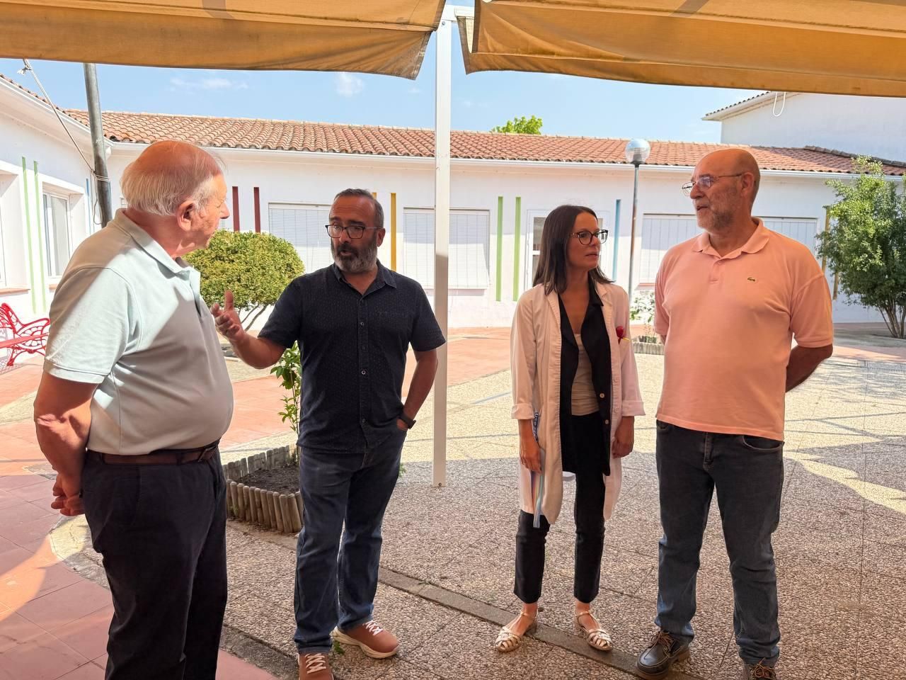 El presidente de la Diputación de Cáceres, Miguel Ángel Morales, visita la localidad de Aldea del Cano, acompañado por su alcalde, Miguel Salazar.