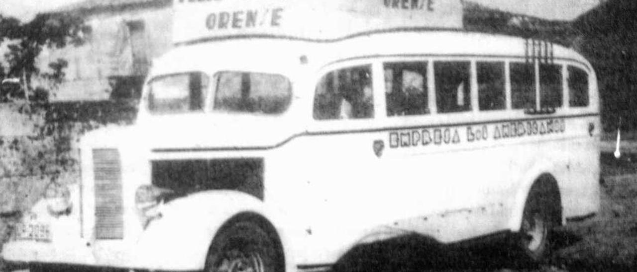 Autobús de la empresa Los Americanos, encargado de acercar a los interesados a las distintas ferias que se celebraban en Ourense. Año 1938. // FDV