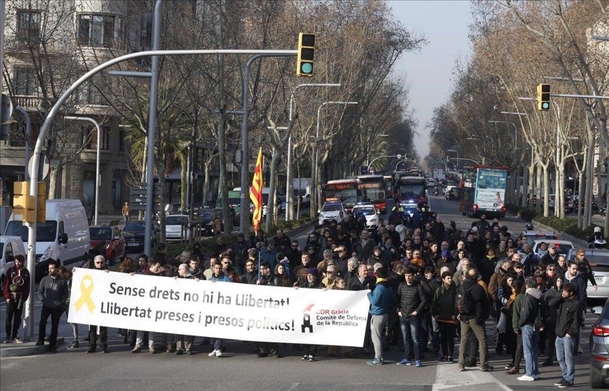 Manifestantes en Diagonal con paseo de Gràcia.
