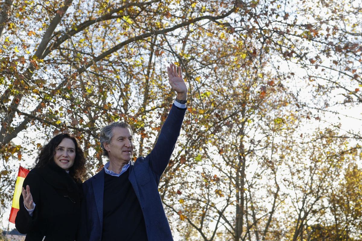 MADRID, 30/11/2025.- El líder del PP, Alberto Núñez Feijóo, junto a la presidenta de la Comunidad de Madrid, Isabel Díaz Ayuso, en la concentración contra el Gobierno de Pedro Sánchez, por los casos de corrupción que protagonizan José Luis Ábalos, Koldo García y Santos Cerdán, convocada por el Partido Popular (PP) en el Templo de Debod en Madrid, este domingo. EFE/ Juanjo Martín