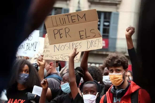 Unes 3.000 persones es concentren a Barcelona contra el racisme
