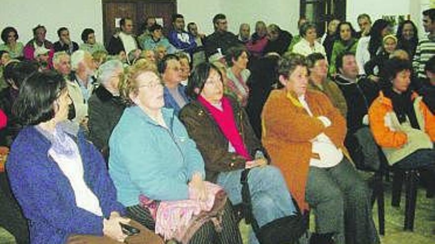 Vecinos asistentes a la reunión, ayer, en la localidad tapiega de Mántaras.