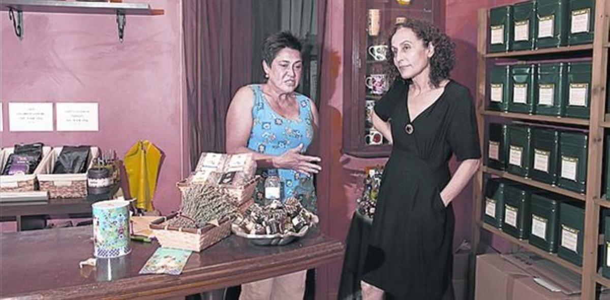 Escorial, 36 Tes, cafès i amistats al barriBELÉN REGENTA UN DELS COMERÇOS PREFERITS DE MERCÈ MONTALÀ. «AQUÍ VINC A COMPRAR PRODUCTES SELECTES», COMENTA L’ACTRIU Escorial, 36 Tes, cafès i amistats al barriBELÉN REGENTA UN DELS COMERÇOS PREFERITS DE MERCÈ MONTALÀ. «AQUÍ VINC A COMPRAR PRODUCTES SELECTES», COMENTA L’ACTRIU