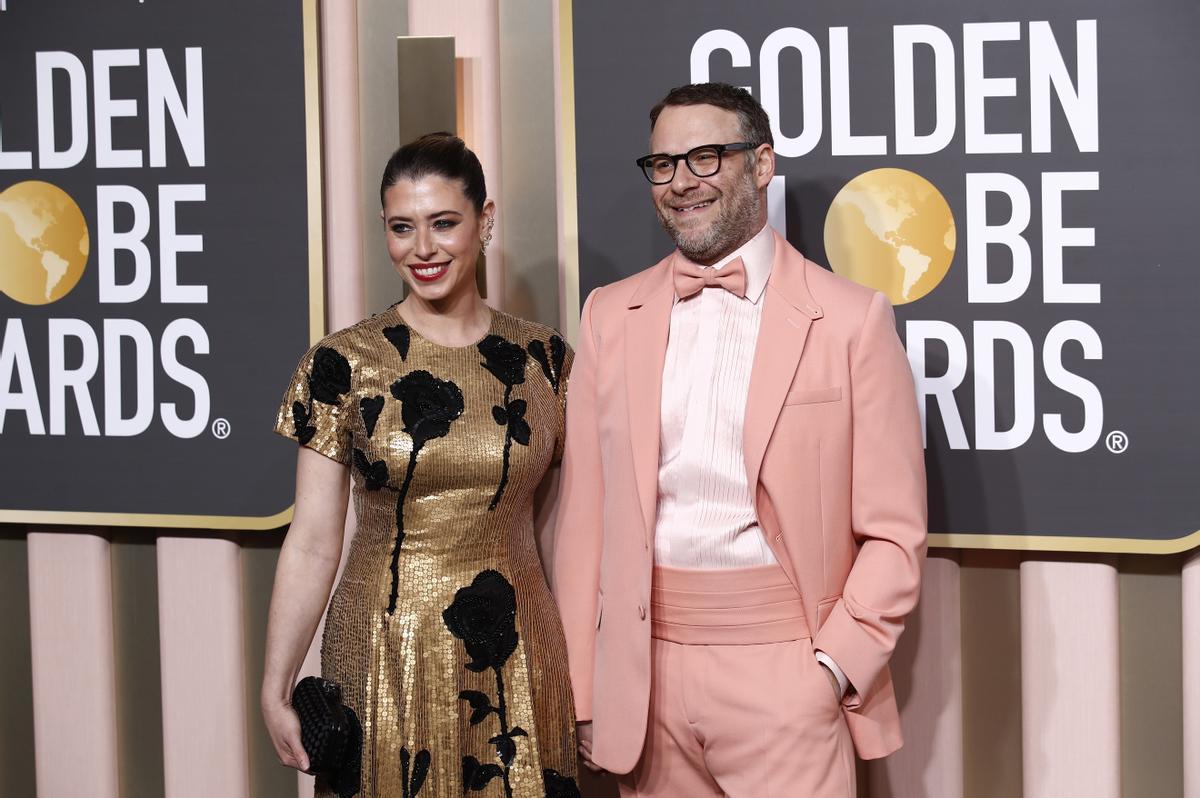 Beverly Hills (United States), 10/01/2023.- Lauren Miller and Seth Rogen arrive for the 80th annual Golden Globe Awards ceremony at the Beverly Hilton Hotel, in Beverly Hills, California, USA, 10 January 2023. Artists in various film and television categories are awarded Golden Globes by the Hollywood Foreign Press Association. (Estados Unidos) EFE/EPA/CAROLINE BREHMAN