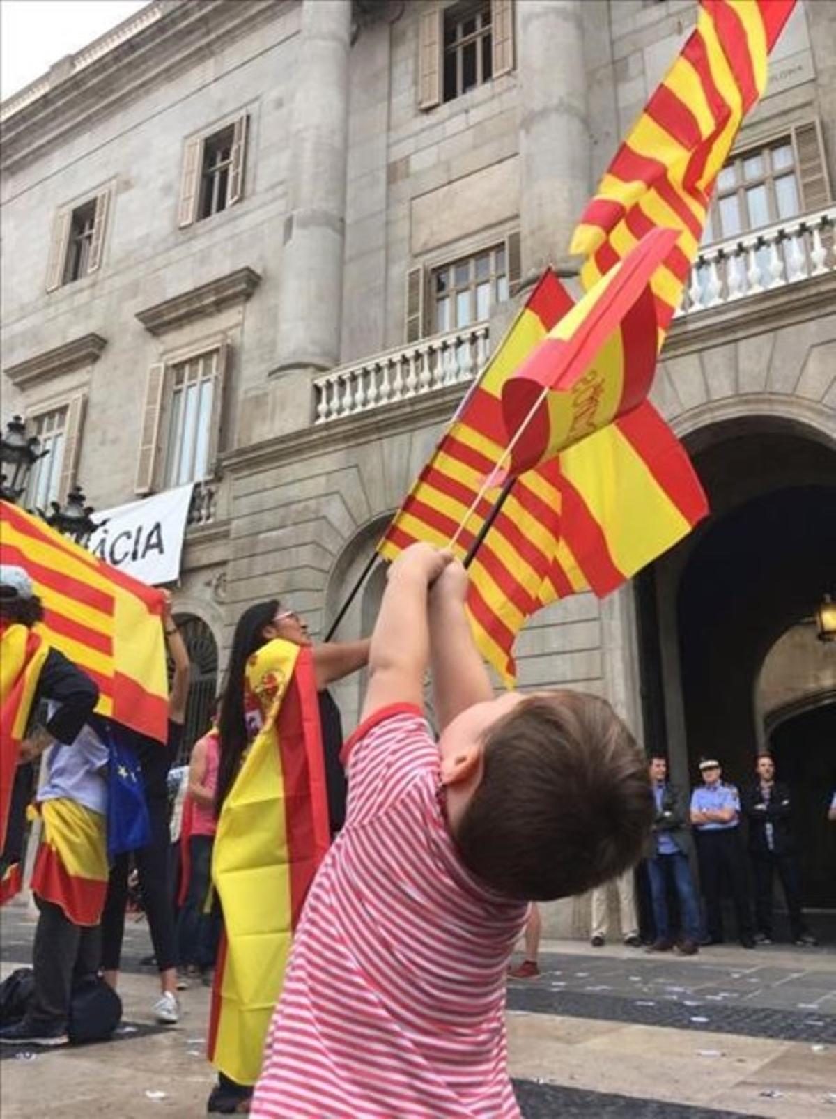Manifestación con banderas españolas  y catalanas, en la Plaza de Sant Jaume.