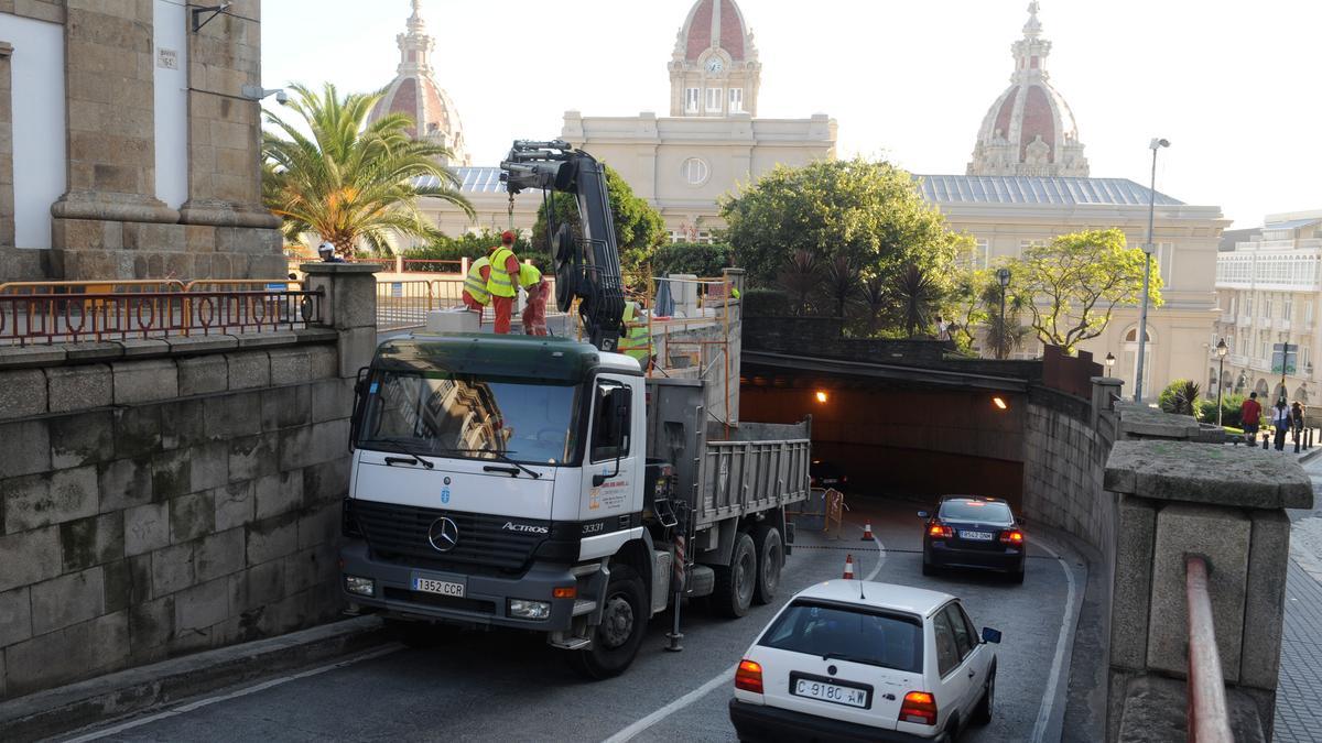 Un vehículo de mantenimiento en la salida del túnel en As Atochas.