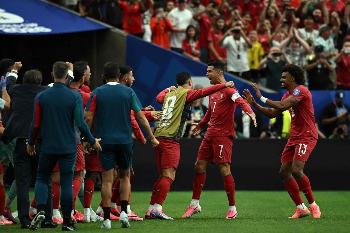 Cristiano exhibe sus galones y Portugal se pasea ante Uzbekistán