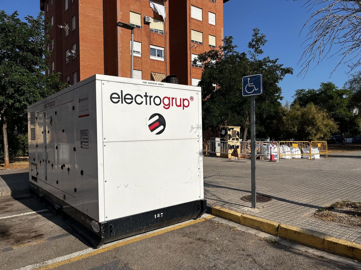 El grupo electrógeno que Iberdrola ha dejado en la zona afectada por la avería en la Vall, para tener una alternativa de repetirse la incidencia.