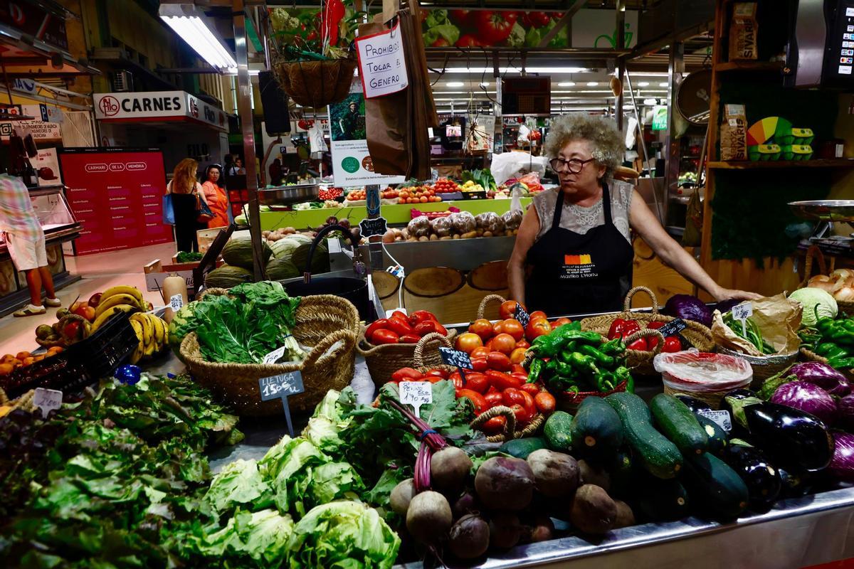 Verdura y fruta de uno de los puestos que se deteriora rápidamente por la falta de climatización del mercado de Russfa