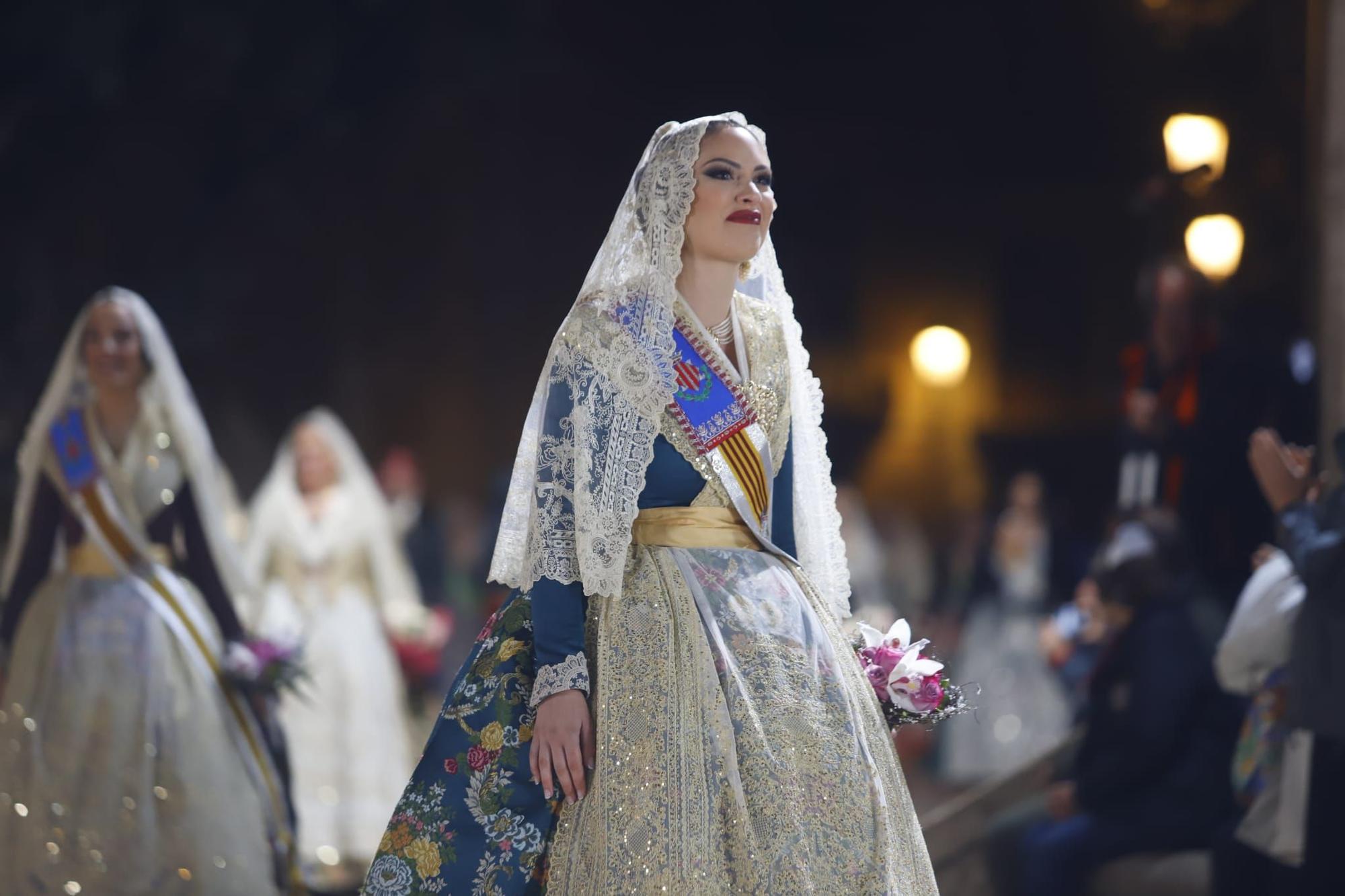 Laura Mengó y su corte coronan la ofrenda a la Virgen