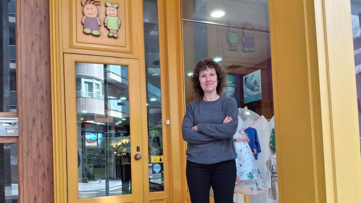 Isabel Raurich davant la botiga Nins del carrer Àngel Guimerà