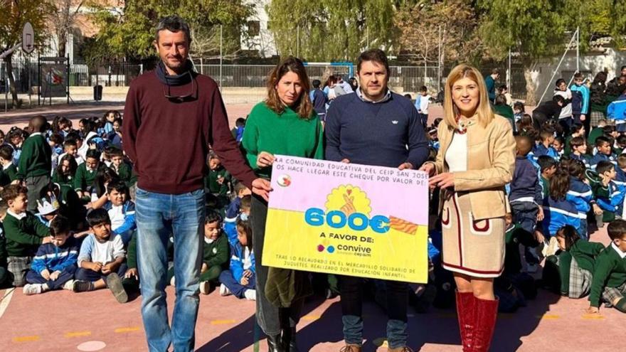 Acto de entrega del chequeen el CEIP San José deLorca.