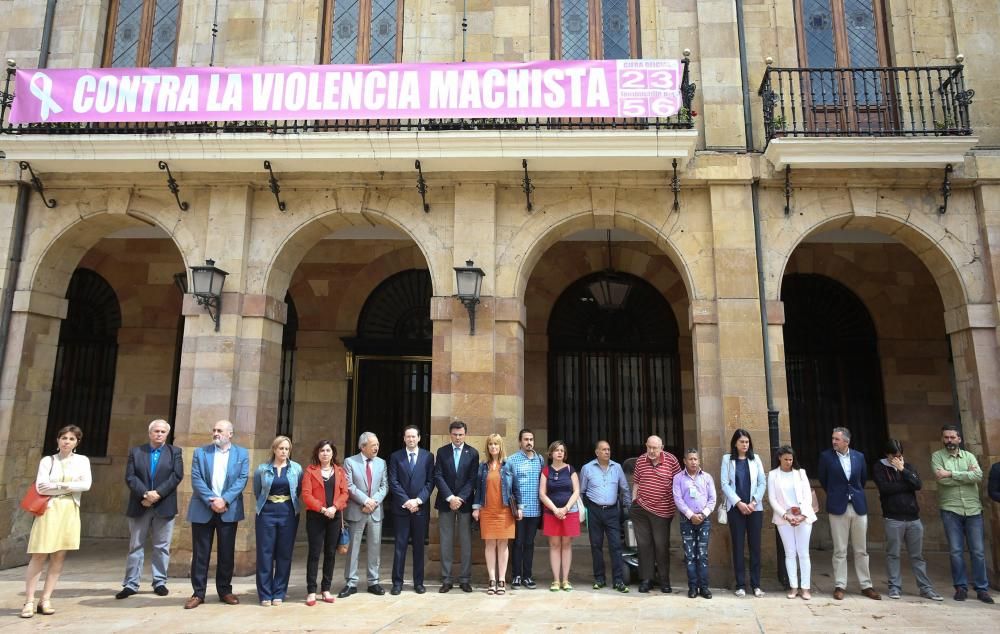 Minuto de silencio en la plaza del Ayuntamiento por el asesinato de la joven ovetense en Melilla