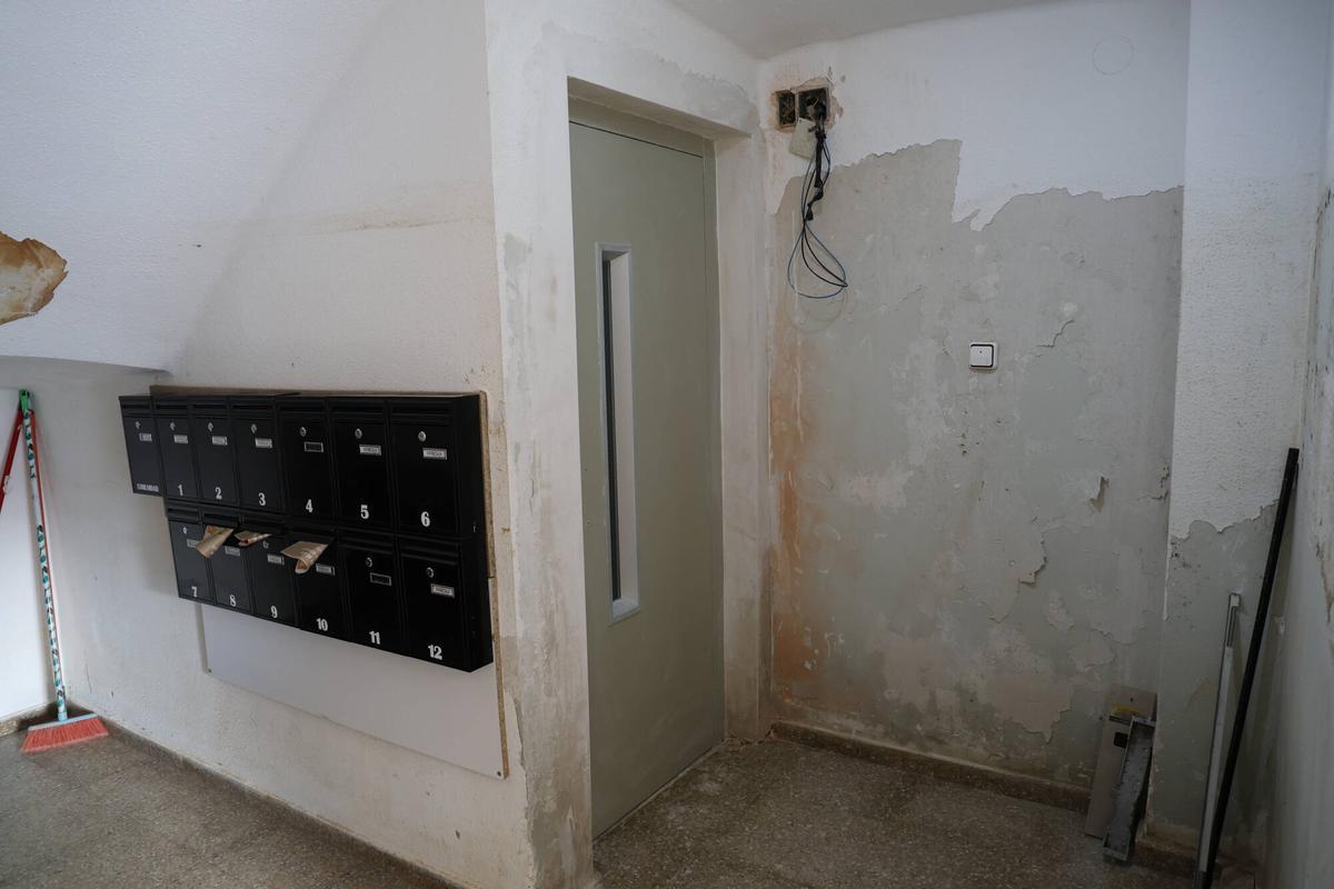 El ascensor averiado en la finca donde vive Blas, Mati y Joaqui en Catarroja