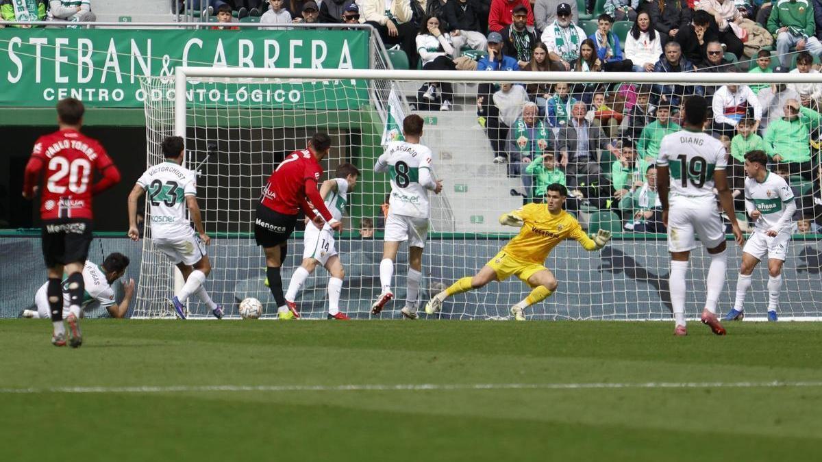 Muriqi envió fuera una clarísima ocasión de gol.
