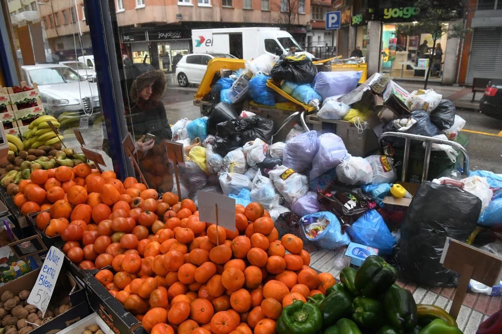 El servicio se ha reforzado esta mañana en la ronda de Nelle y el centro, donde se acumulan más residuos