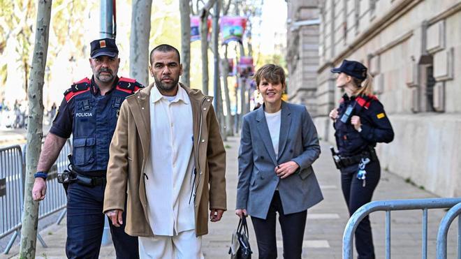 Gritos de violador a la llegada de Dani Alves a la Audiencia de Barcelona