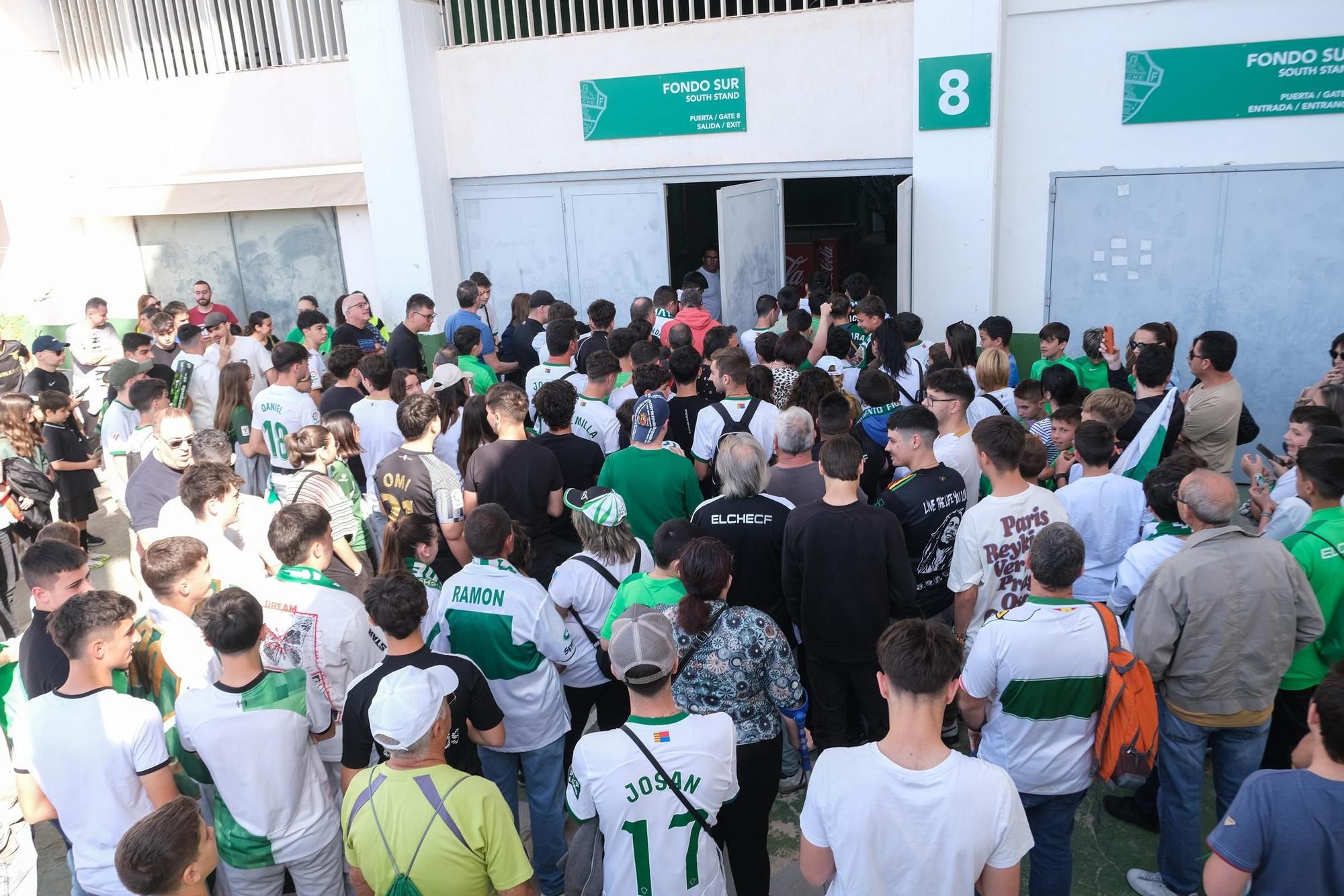 La afición del Elche CF muestra su apoyo al equipo antes del importante partido frente al Zaragoza