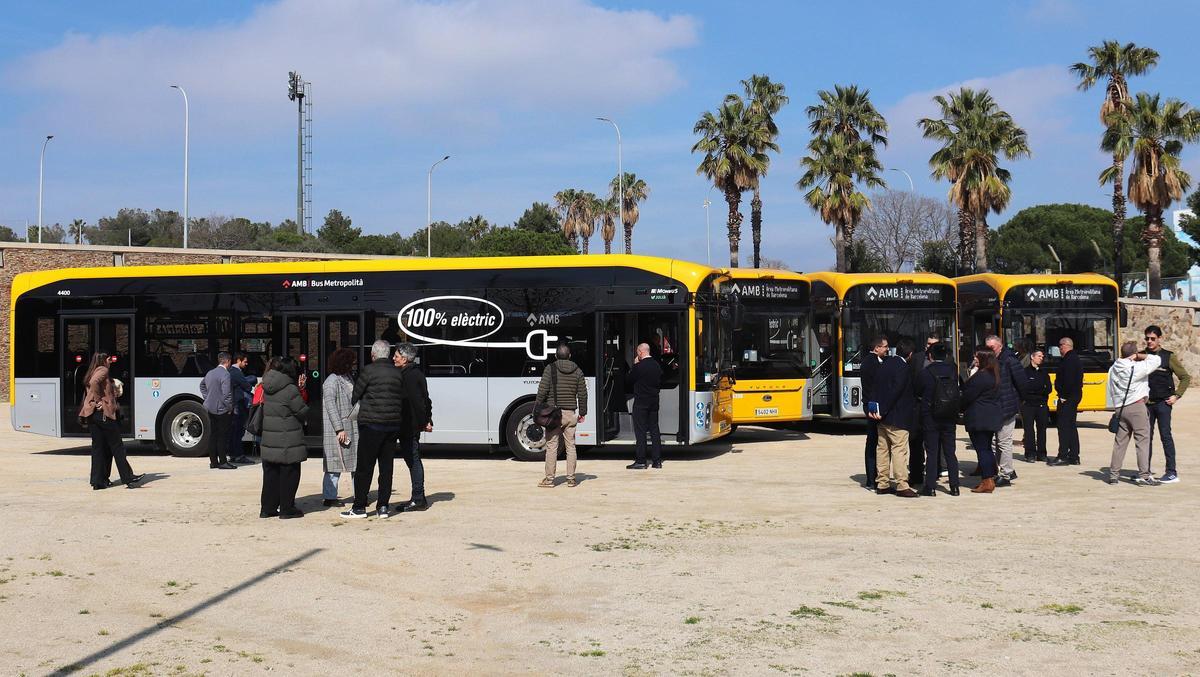 Acto de presentación de 14 nuevos buses eléctricos por parte del AMB en Sant Boi.