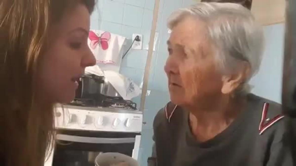 El emotivo vídeo de una abuela con alzhéimer que reconoce a la joven que le da de comer y le dice: te quiero.