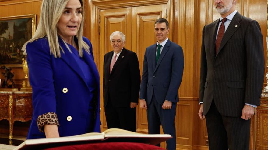 Milagros Tolón promet el càrrec de ministra d’Educació, ahir.  |  BALLESTEROS / EFE