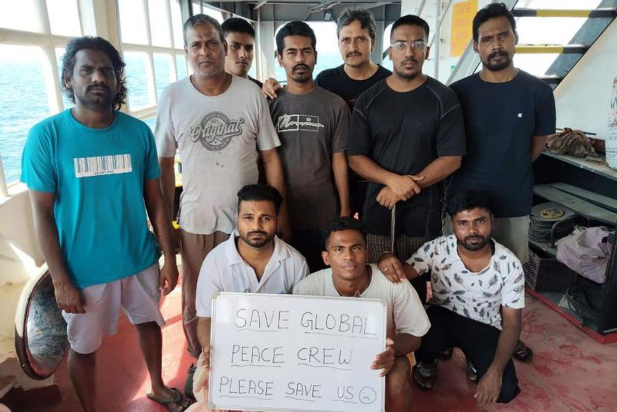 Marineros piden ayuda desde un buque abandonado en el puerto emiratí de Al Hamriya. |  ITF Global