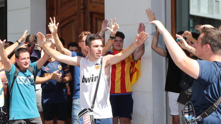 Aficionados a la puerta de las oficinas del Valencia CF