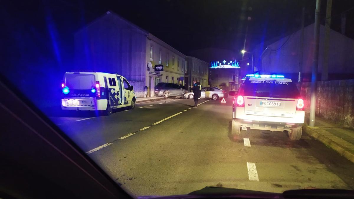 La Guardia Civil y la ambulancia, junto a los dos coches accidentados en A Bandeira