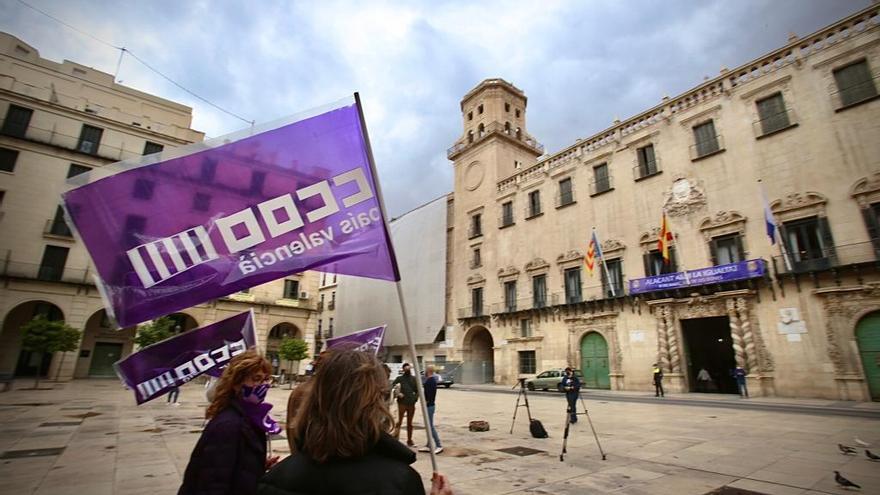 El alcalde de Alicante, Luis Barcala, acompañado por miembros de la Corporación, ha presidido el despliegue de una pancarta en el balcón del la Casa Consistorial.