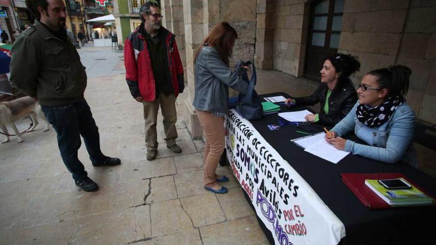 La mesa de recogida de firmas de Somos, ayer, en el Parche.