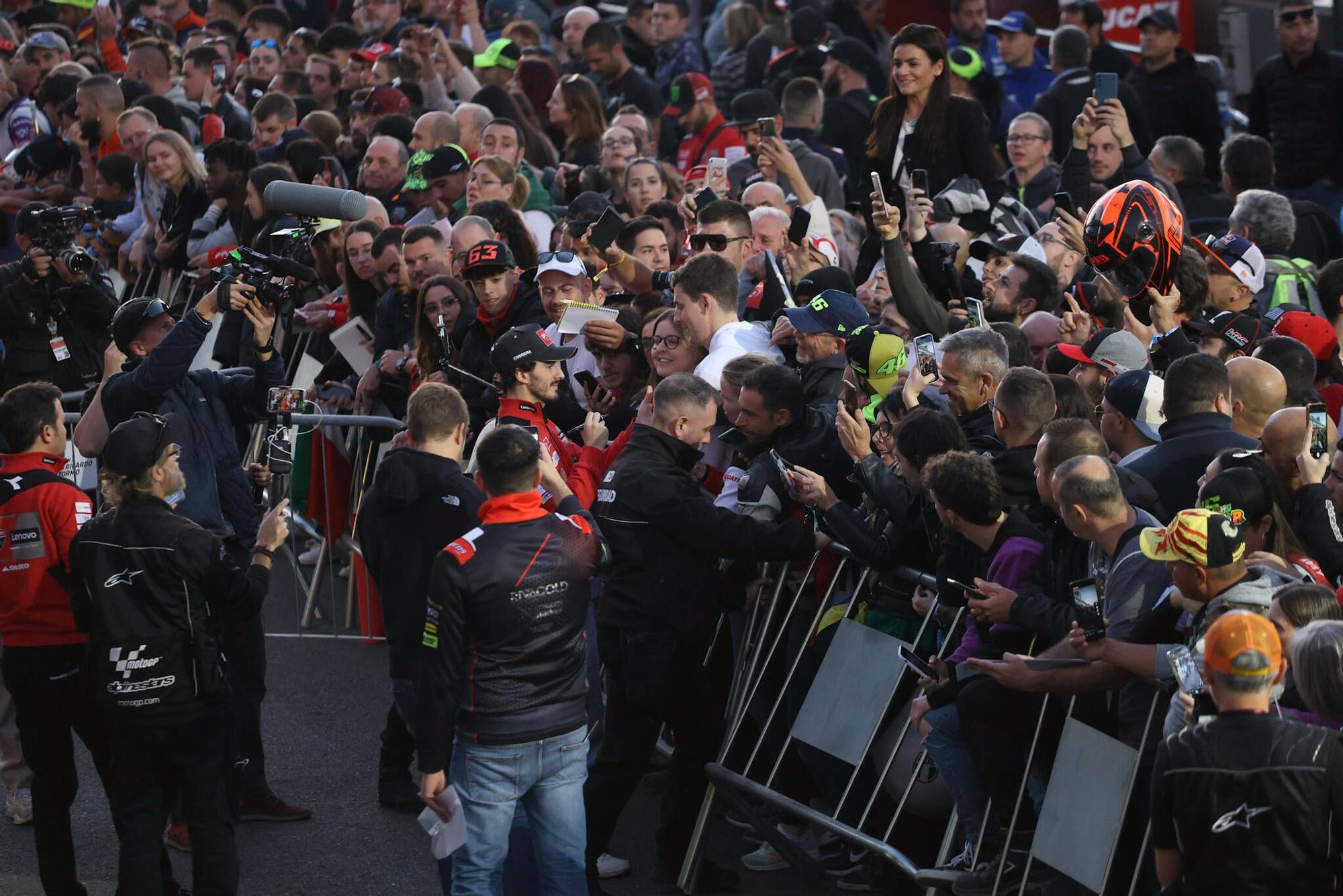 Más de 2.000 aficionados disfrutan del pitwalk con Marc Márquez y los pilotos de MotoGP